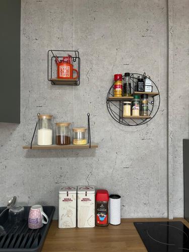 Una cocina con dos estantes en una pared. en Altair House, 