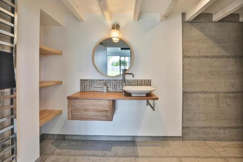 Saint-Hilaire-de-TalmontにあるVilla luxueuse rénovée à la Guittièreの洗面台と鏡のあるバスルーム