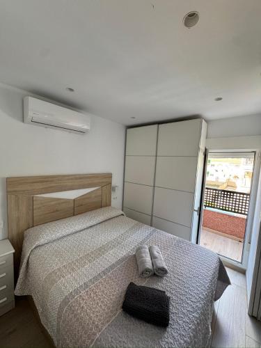 a bedroom with a bed with two towels on it at Casita Playa Yolanda in Santa Pola