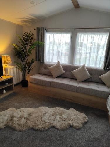 Ruang duduk di 3 Bedroom Static Caravan, Sleeps 8, New 2025!