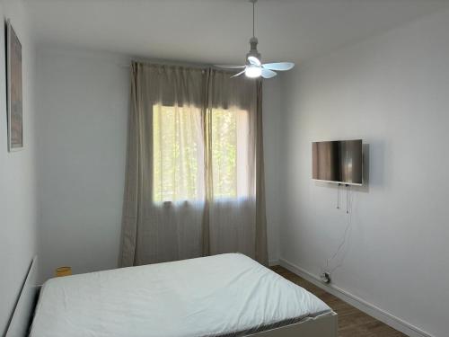 TV a/nebo společenská místnost v ubytování Appartement 8 couchages à La Garde