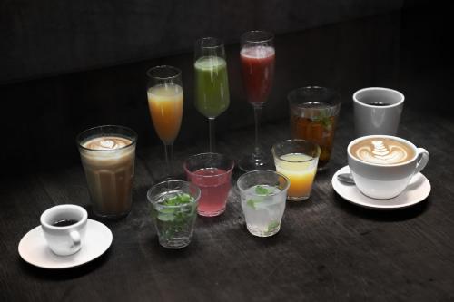 un grupo de diferentes tipos de bebidas sobre una mesa en Hotel Hans, en Copenhague