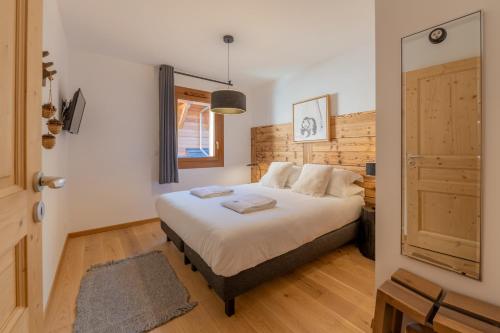 Un dormitorio con una cama grande y una ventana. en 3 Sophie - B103, en Avoriaz