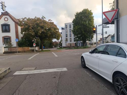 un'auto bianca parcheggiata a un incrocio in una strada di Unterkunft am Bahnhof Herrenberg a Herrenberg
