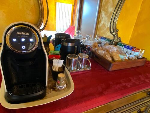 Eine Kaffeemaschine steht auf einer Theke vor einem Spiegel. in der Unterkunft B&B La Locanda del Cinghiale in Aurano