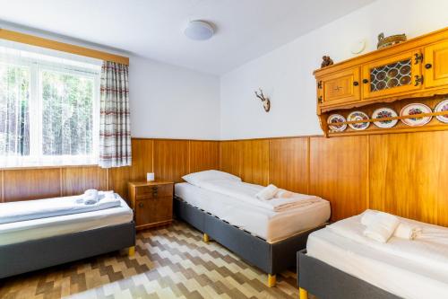 ヴァンダンスにあるhomy MontaVista - 300m zur Golmerbahnのベッドが2つと窓のある部屋