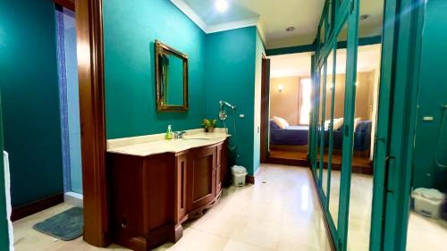a bathroom with a sink and a mirror at Casa Veraneras de San Fernando in Cali