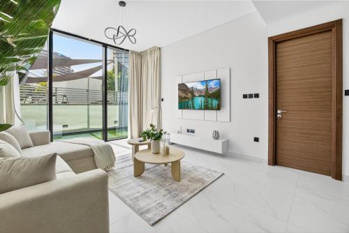 Modern Stay at The Crest Tower Near Meydan with Pool and Sauna