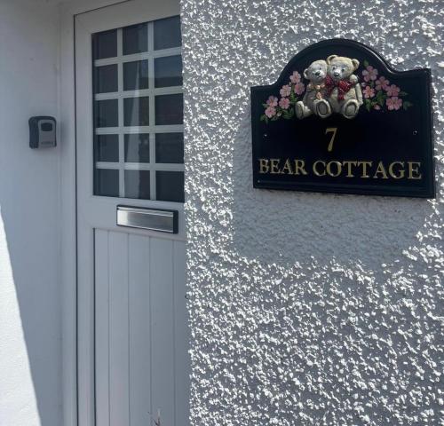 Ein Zertifikat, Auszeichnung, Logo oder anderes Dokument, das in der Unterkunft Bear Cottage - Waterfall Country ausgestellt ist