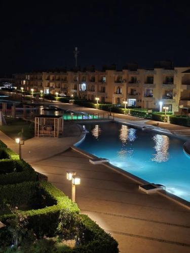 شاليه ارضي غرفتين و2 تواليت لاجولي العين السخنه عائلات فقط