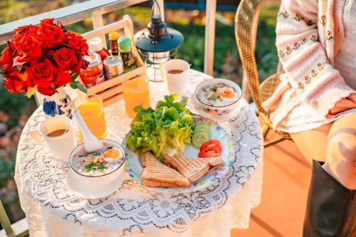 een tafel met een bord eten erop bij แคมป์ปิ้ง Rose in Pong Yaeng