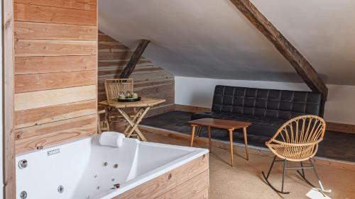 a living room with a bathtub and a couch at O'fil de soi e in Charlieu