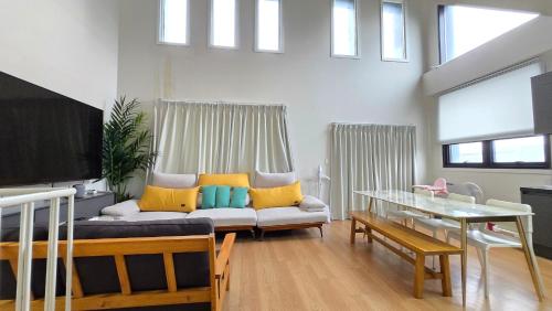 Χώρος καθιστικού στο Rare House 1