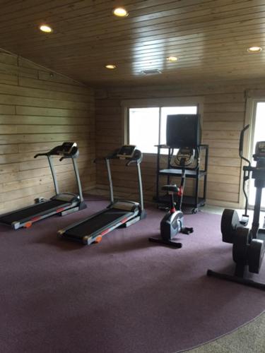 Oregon的住宿－槳輪酒店，健身房设有数辆健身自行车和电视