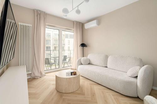 Beige Apartment in Poznań with Parking and Air Conditioned Living Room by Noclegi Renters