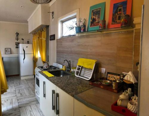 una cocina con fregadero y frigorífico en Departamento temporario, en La Plata
