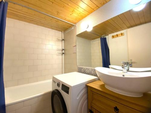 a bathroom with a sink and a toilet and a tub at Appartement cosy 2 pièces pour 6 personnes à Arc 1600, proche des pistes - FR-1-411-337 in Bourg-Saint-Maurice
