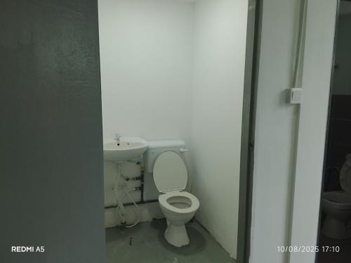 a bathroom with a toilet and a sink at D-Fahmi Motel Kinarut in Kota Kinabalu