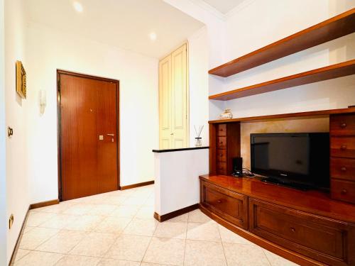 米兰Milan Parco Nord Casa的配有平板电视的大客厅