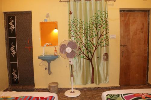 ゴカルナにあるKudle Heavenのバスルーム(シンクの横にファン付)