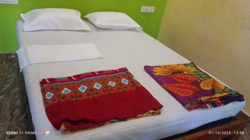 ゴカルナにあるKudle Heavenの白いベッド(毛布2枚、枕付)