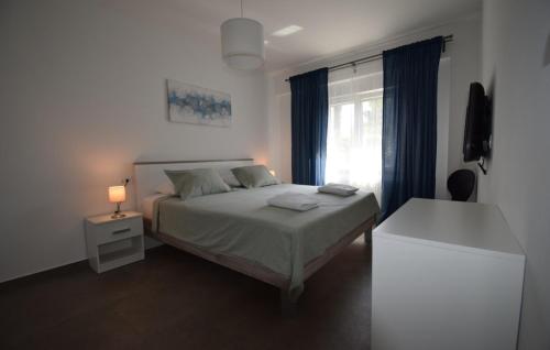 イカにあるApartman Summer Breeze by Villas Guideのベッドと窓のある寝室