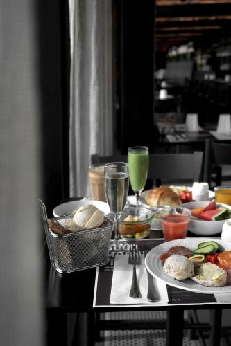 una mesa con platos de comida y copas de vino en Hotel Ottilia, en Copenhague