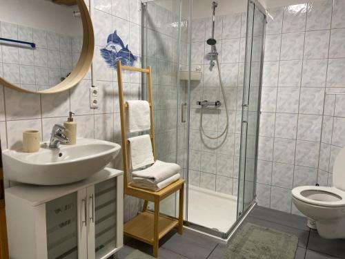 NeubäuにあるFerienhaus am Neubäuer Seeのシャワー、洗面台、トイレ付きのバスルーム