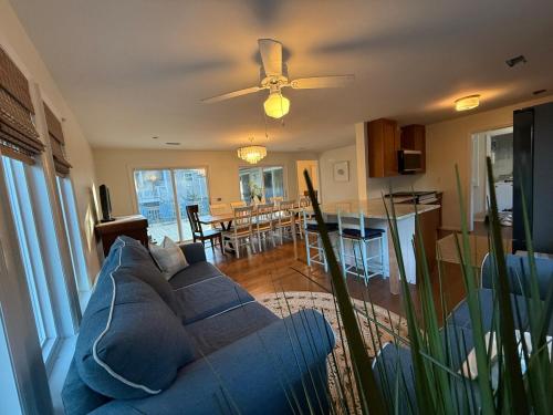 Posezení v ubytování The Ugly Dolphin a Stylish Home for 12