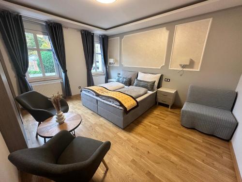 ヤーヒモフにあるApartments Laura Luxuryのベッドとソファと椅子のある寝室