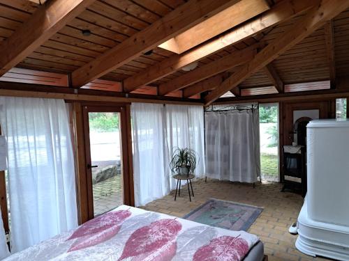 Schlafzimmer mit einem Bett und Glasschiebetüren in der Unterkunft Ferienwohnung, ruhig im Grünen in Osterrönfeld