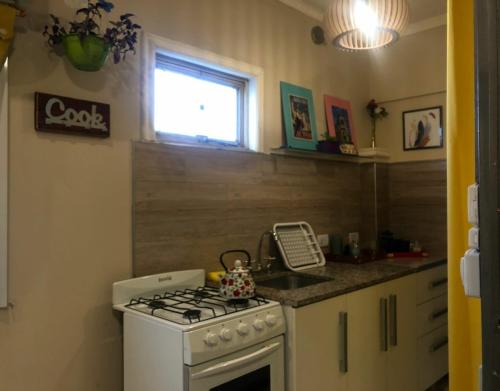 拉普拉塔Departamento temporario的带炉灶和水槽的厨房