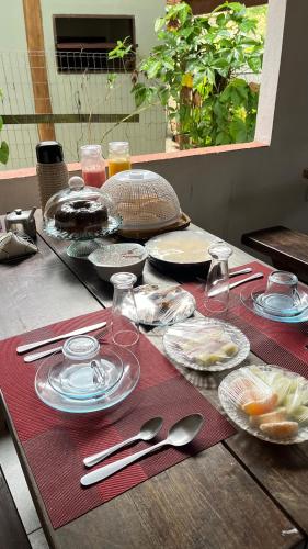 une table avec des assiettes et des ustensiles dans l'établissement Pousada Itacaré, à Itacaré