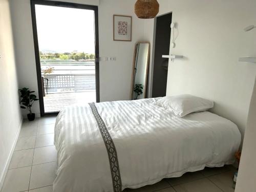 เตียงในห้องที่ Marylanca - Climatisé avec terrasse