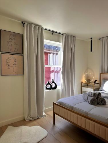 Ένα ή περισσότερα κρεβάτια σε δωμάτιο στο Private Parking KING BED City Charm