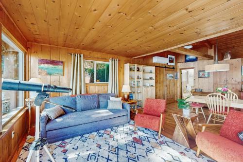 una sala de estar con un sofá y una mesa en Hale Passage Beach House, en Gig Harbor