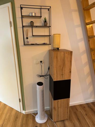 ボッパルトにあるDima apartmentのテーブルとランプが壁に掛けられた部屋