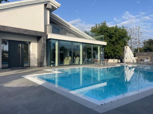 una piscina davanti a una casa di Coco Noir Luxury Villa a Trecastagni