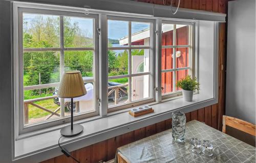 una finestra in una stanza con tavolo e lampada di Lovely Home In Gränna With Sauna a Bjällebäck