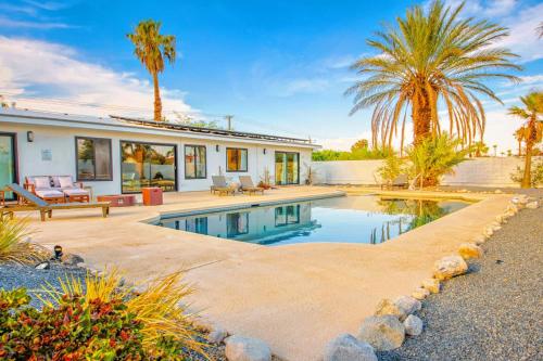 Casa con piscina y palmeras en Luxury Escape Villa Game Room Pool MNT views, en Palm Springs