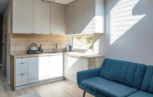 une cuisine avec une chaise bleue et un évier dans l'établissement Gorgeous Home In Lubicz With Wifi, à Józefowo