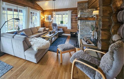 Una sala de estar con un sofá y una chimenea. en Cozy Home In Rauland With Wifi, en Torvetjørn