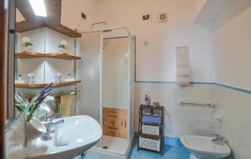 Un baño de Amazing Apartment In Caprese Michelangelo