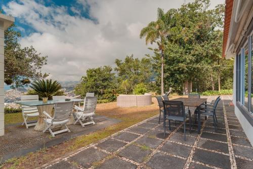 Villa Natural Oasis with panoramic view & bio-diverse 9 950m2 garden