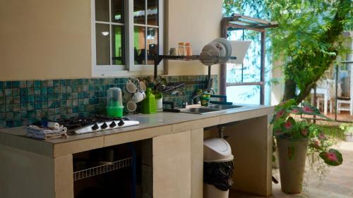 Una encimera de cocina con un fregadero y una estufa. en Sunrise Santa Catalina, en Santa Catalina