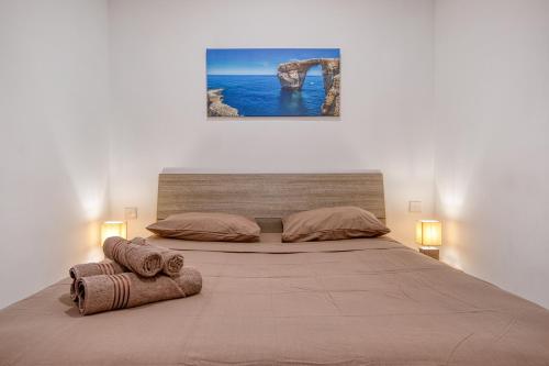 Postel nebo postele na pokoji v ubytování Modern apartment in sliema next to the sea