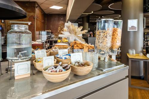 セスト・フィオレンティーノにあるThe Gate Hotel - Firenze Nordのカウンターのパン屋