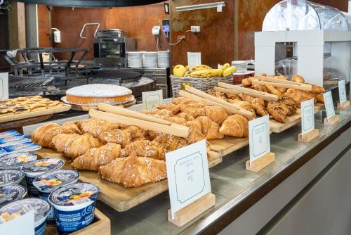 セスト・フィオレンティーノにあるThe Gate Hotel - Firenze Nordのパン屋カウンター(各種ペストリーなど)
