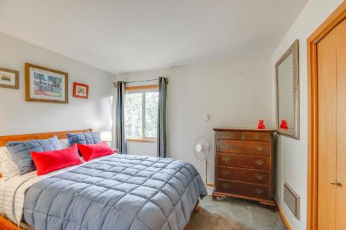 Postel nebo postele na pokoji v ubytování Next to 600 Acres of Public Land! Bend Ranch Home