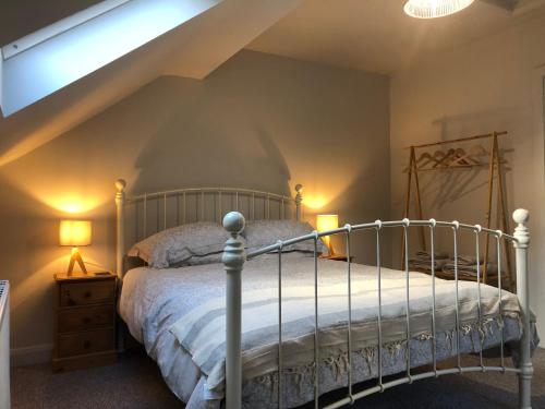 ein Schlafzimmer mit einem Bett auf einem Dachboden in der Unterkunft Apartment Bushmills Hideaway Parking Pets Allowed in Bushmills